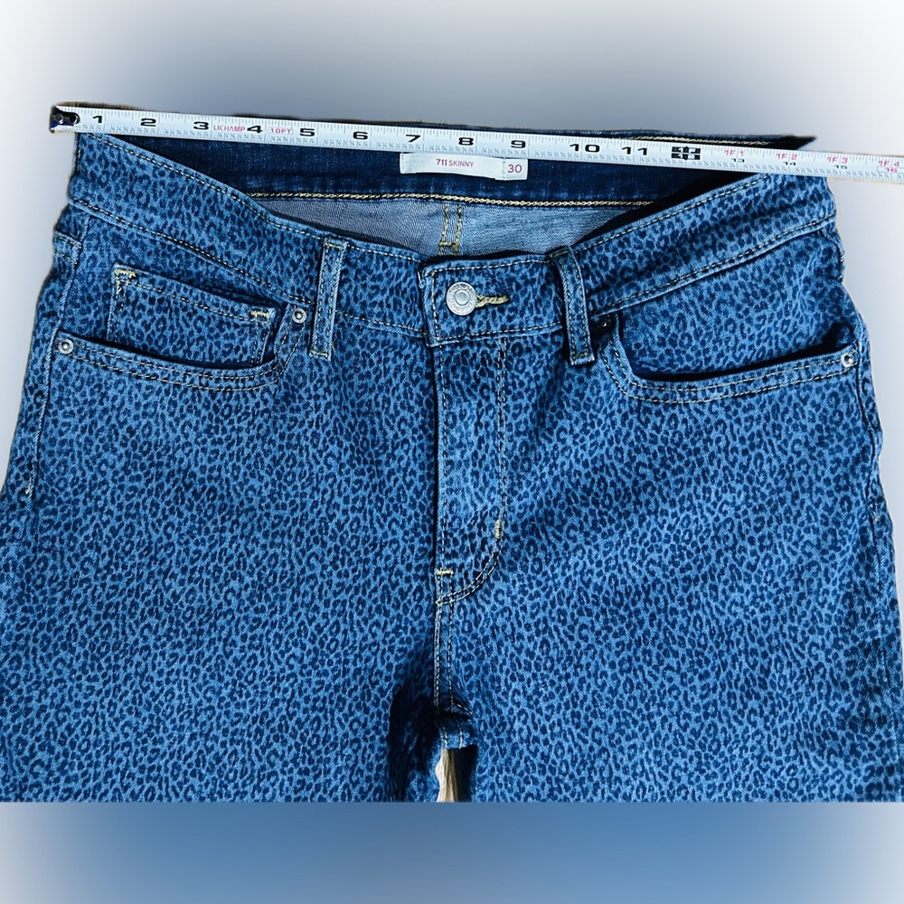 Like New Levi's SZ 30 blue/blue leopard print stretch skinny jeans/waist 30”-32” - Picture 7 of 8